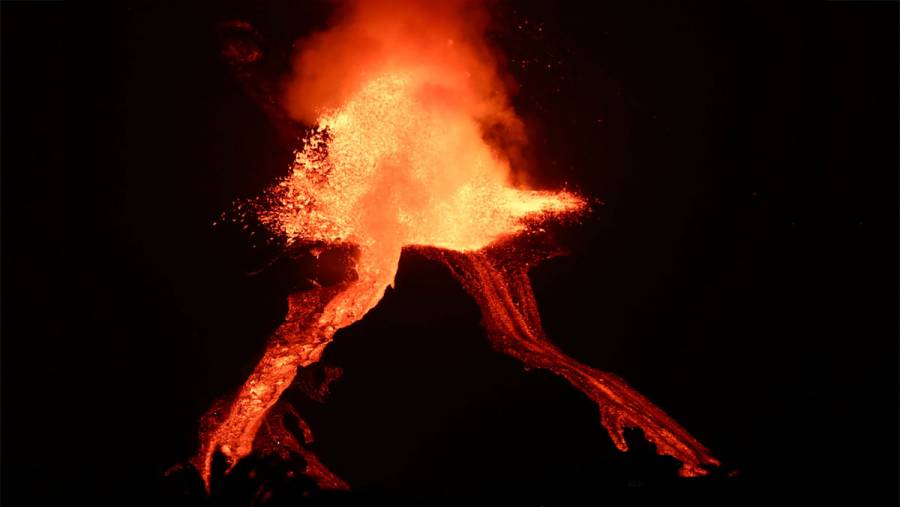 El volcán de La Palma cumple un mes arrojando lava