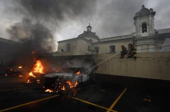 Exsoldados guatemaltecos irrumpen el Congreso, exigen indemnizaci&oacute;n