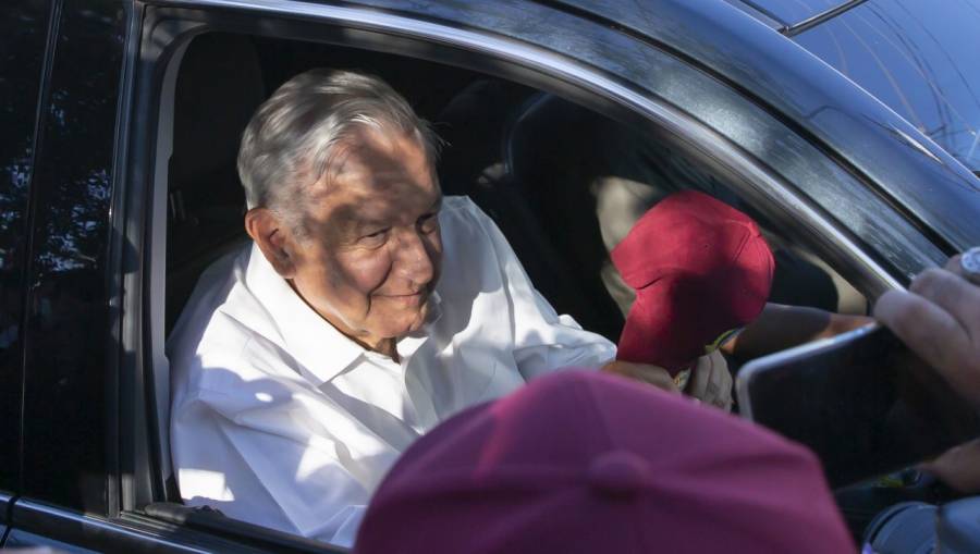 AMLO asiste a funeral de Celeste Batel, esposa de Cuauhtémoc Cárdenas