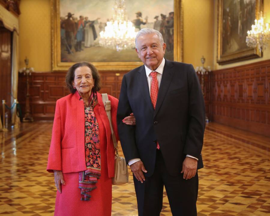 AMLO recibe en Palacio Nacional a Ifigenia Martínez