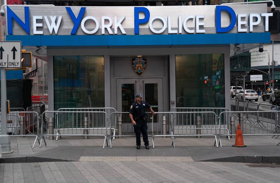 Nueva York obligará a policías y bomberos vacunarse contra el Covid-19