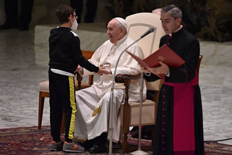 Un niño, protagonista en la audiencia general del Papa Francisco al querer su ‘gorrito’