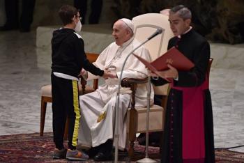 Un ni&ntilde;o, protagonista en la audiencia general del Papa Francisco al querer su ‘gorrito’