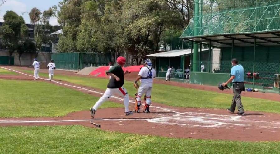 AMLO sufre desgarre de pierna en juego