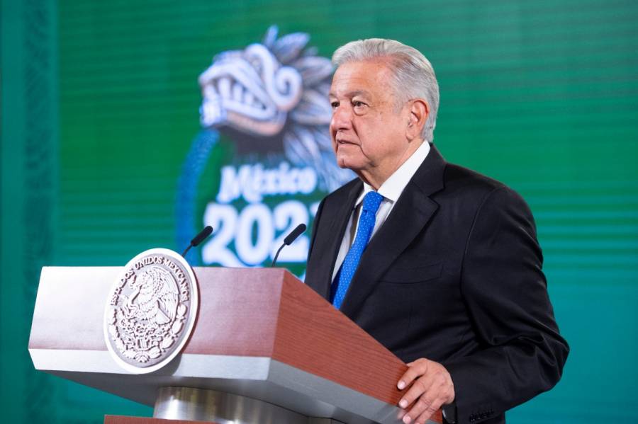 Se renovará concesión de Telmex si baja tarifas y amplía red: AMLO