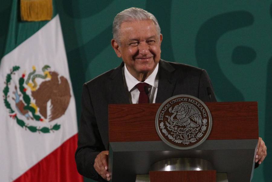 Pide AMLO a SFP informar sobre denuncias contra funcionarios corruptos