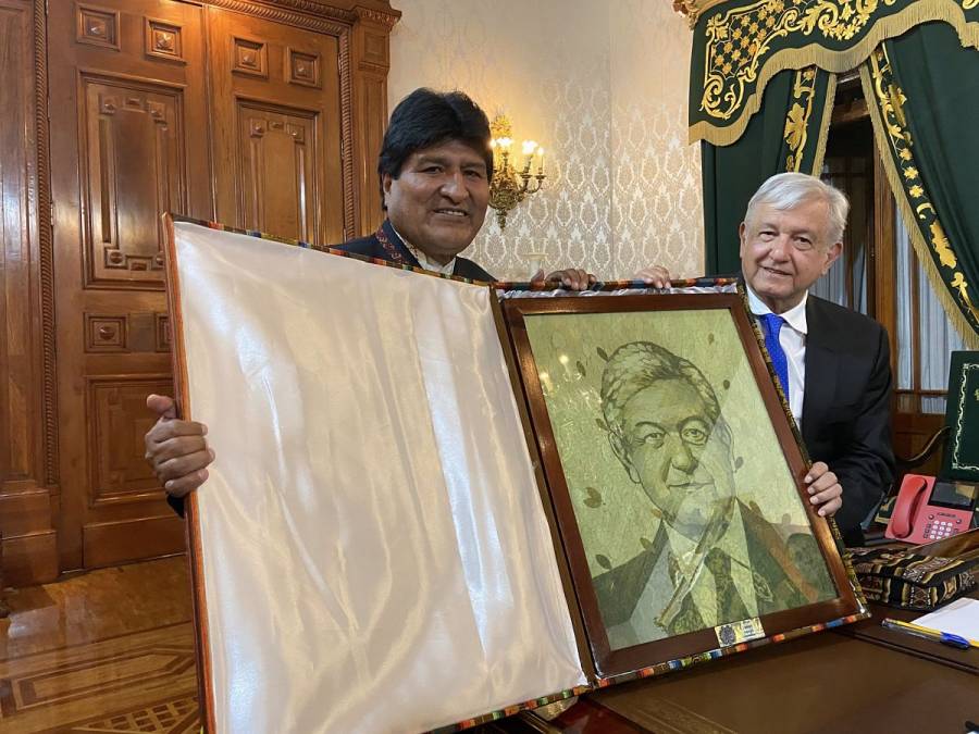 Evo Morales regaló a AMLO un cuadro de su rostro, hecho con hojas de coca