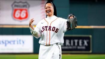Una monja hace el primer lanzamiento del partido Boston vs Astros