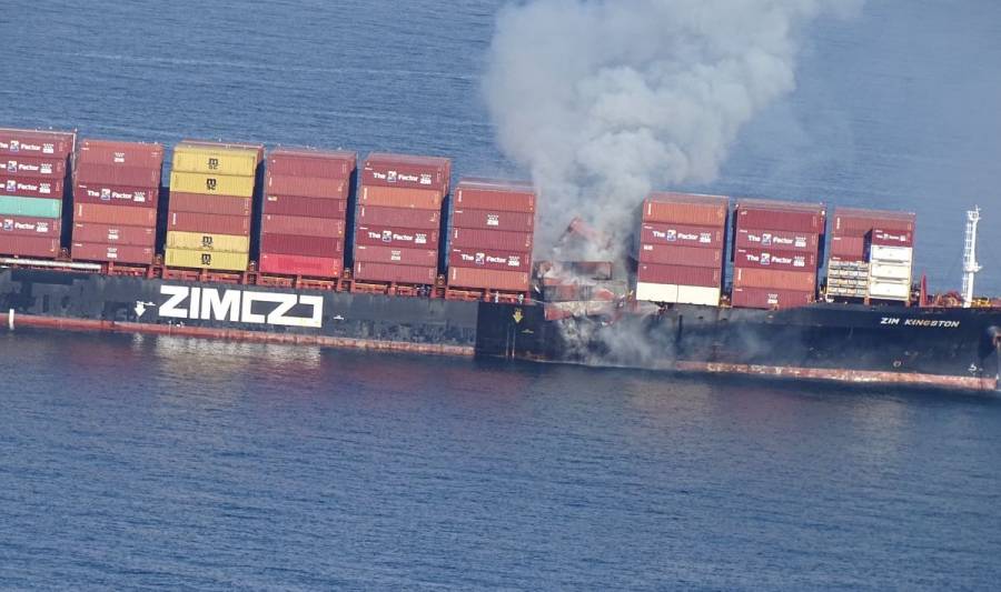 Incendio de barco despide gases tóxicos en la costa de Canadá