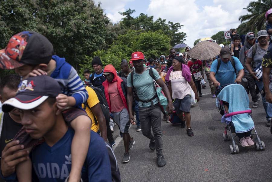 Tras romper el cerco policial, caravana de migrantes avanza a la Ciudad de México