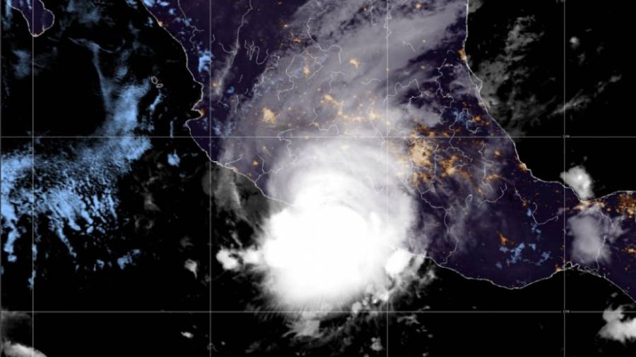 “Rick” toca tierra en Guerrero como huracán categoría 2