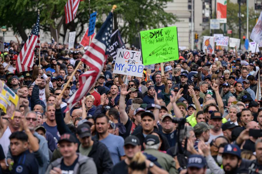 Bomberos protestan en Nueva York contra vacunación obligatoria