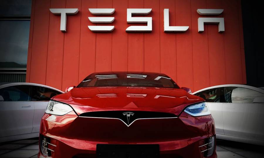 Tesla alcanzó fugazmente un valor de mercado de un billón de dólares