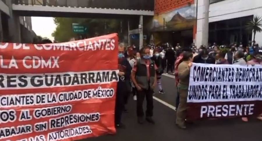 Comerciantes bloquean la calzada San Antonio Abad en CDMX