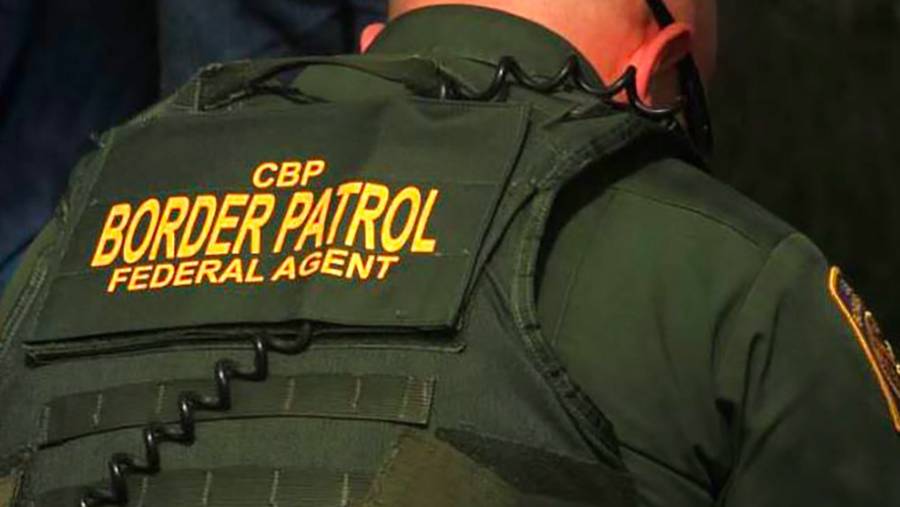 Informe indica que agentes fronterizos insultaron a migrantes y legisladores latinos