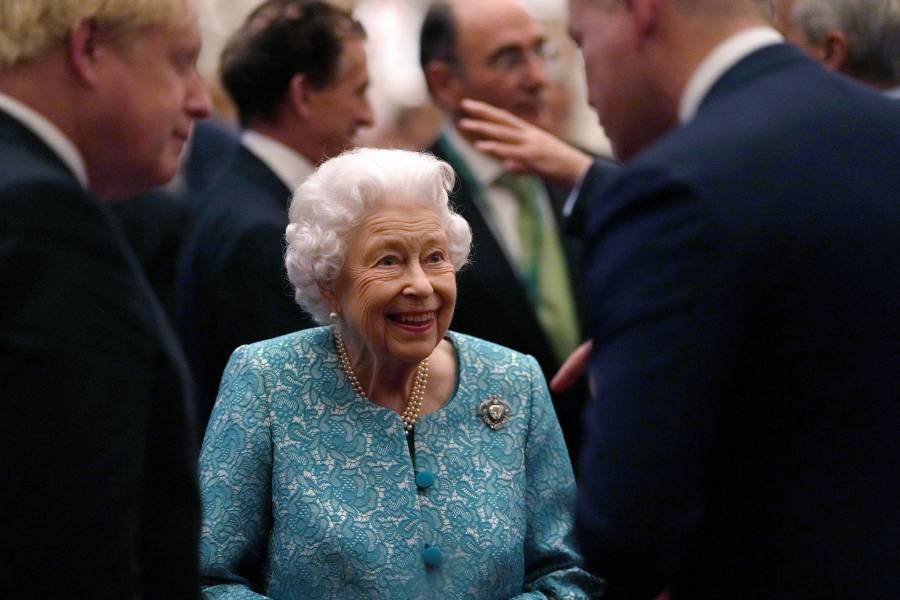 Reina Isabel II descarta participar en la COP26 por consejo médico