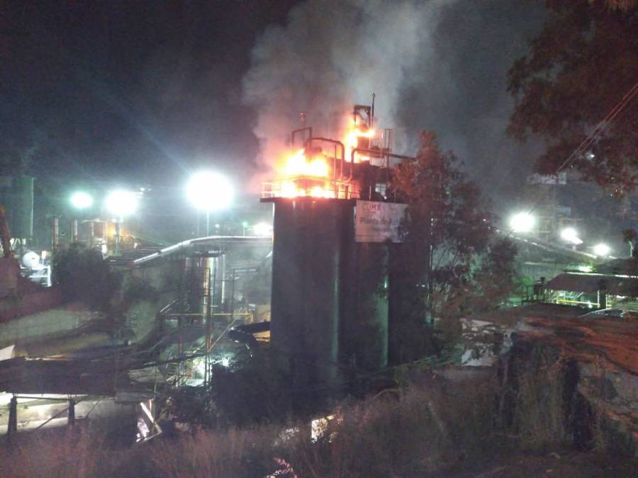 Bomberos controlan incendio en planta de asfalto en Coyoacán
