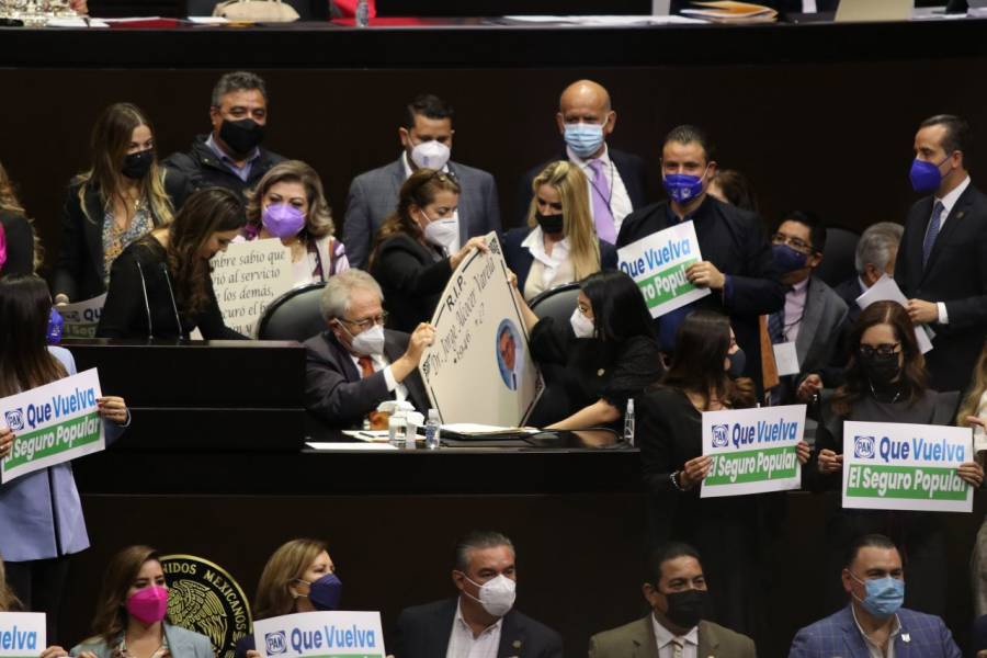 Entre pancartas y lápidas, Jorge Alcocer defiende la política de salud