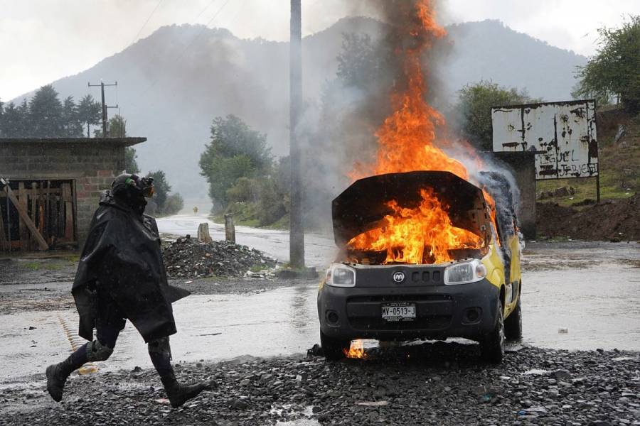 Incendian camioneta con seis cadáveres dentro en Guanajuato