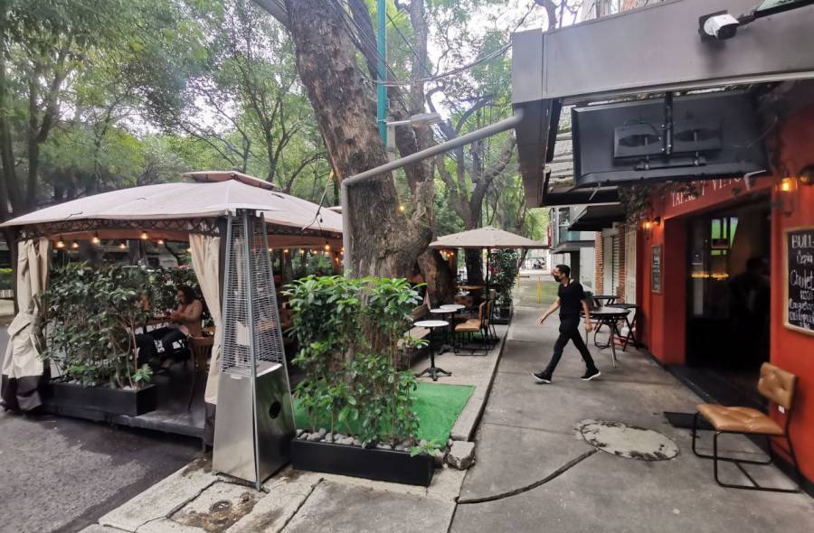 Acusan que restauranteros privatizan espacios p&uacute;blicos con programa Ciudad al Aire Libre