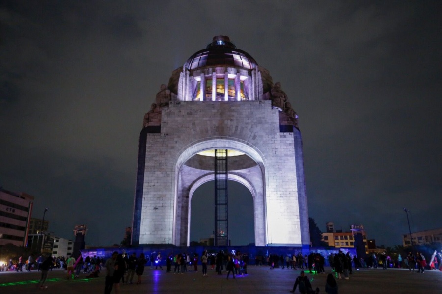 Iluminan de blanco edificios de CDMX para agradecer conclusión de vacunación