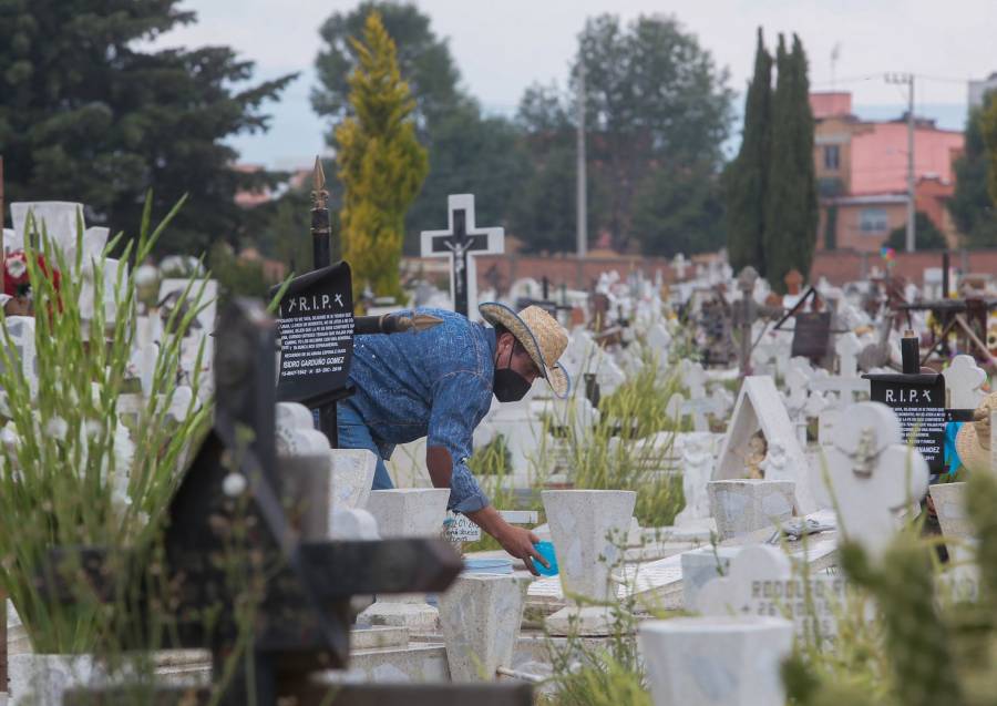 Tasa de defunciones en México se disparó en 2020