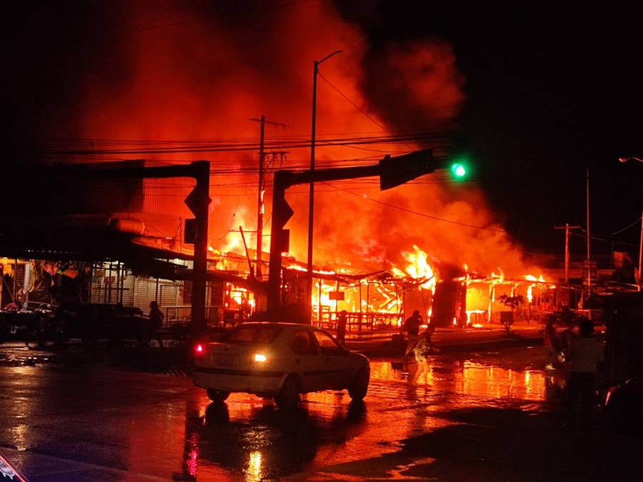 Se quema Central de Abasto de Acapulco; al menos 30 locales afectados