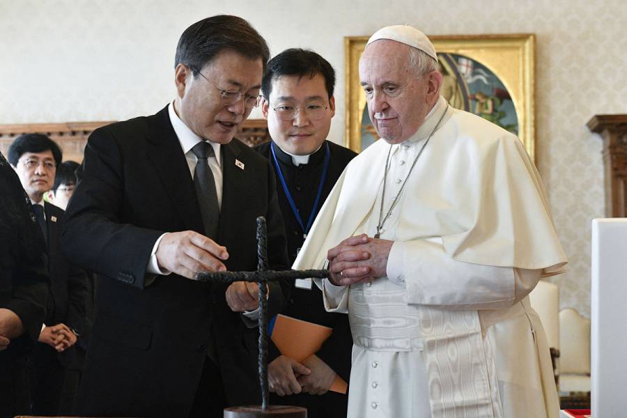 Presidente surcoreano regala al Papa una cruz hecha con alambre de frontera Norte