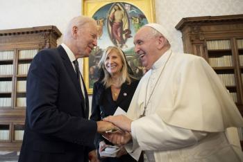 Joe Biden se re&uacute;ne con el papa Francisco previo a cumbre del G20