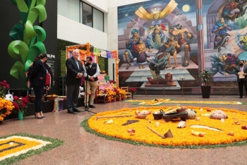 Monta ofrenda de D&iacute;a de Muertos la Secretar&iacute;a de Agricultura