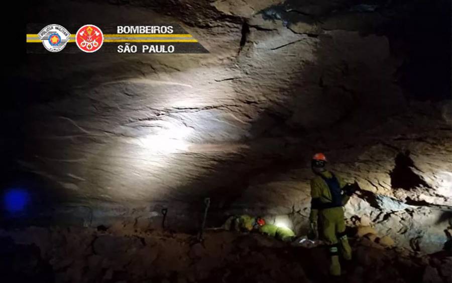 Mueren nueve bomberos tras derrumbe de gruta en Brasil