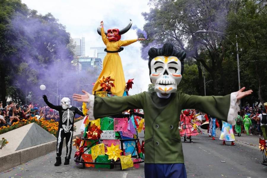 Vivos y difuntos celebraron juntos a la muerte con desfile multicolor