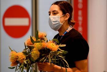 Flores, hurras y l&aacute;grimas al reabrir fronteras de Australia