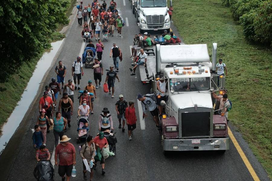 Caravana migrante reanuda su marcha hacia Pijijiapan, Chiapas