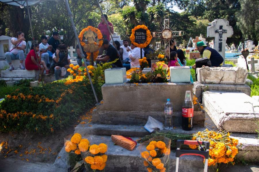 Mexicanos celebran a sus muertos, engalanan sus tumbas en los panteones