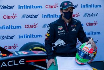 “Checo” P&eacute;rez presenta nuevo casco especial para el GP de M&eacute;xico