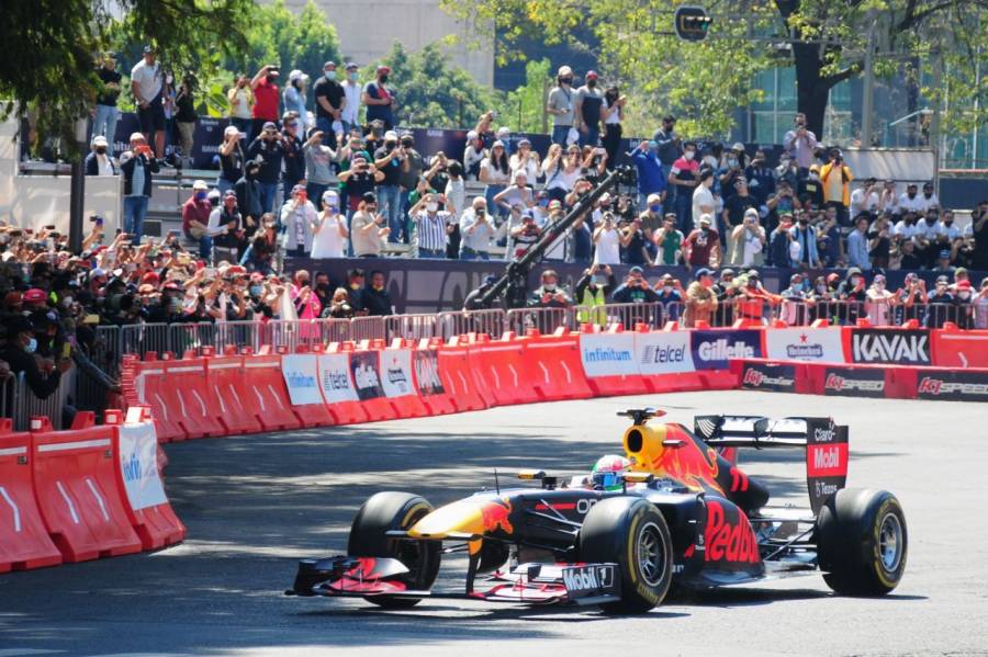 “Checo” Pérez luce en el Paseo de la Reforma