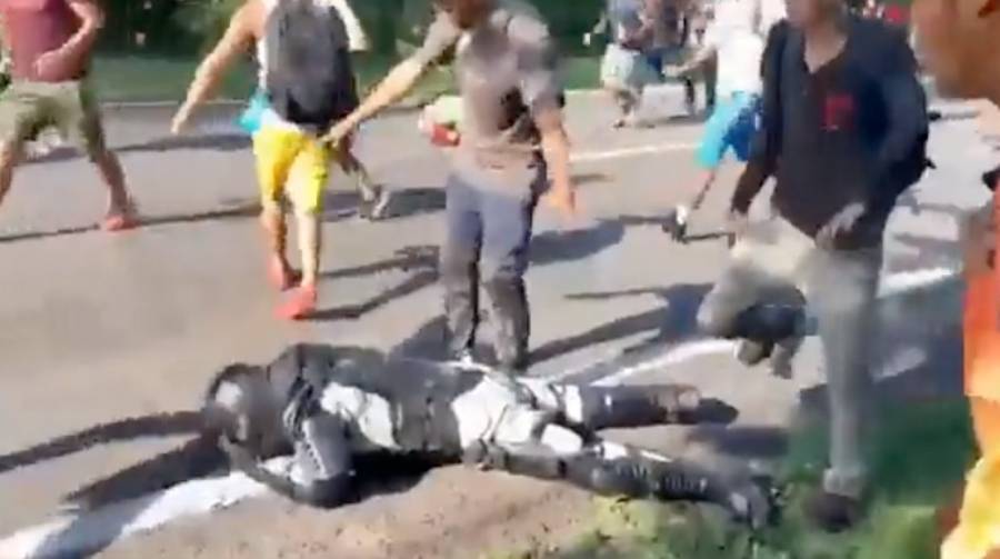 Migrantes golpean y dejan inconsciente a elemento de la Guardia Nacional