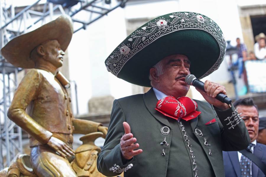 Salud de Vicente Fernández mejora; podría ser trasladado a su rancho