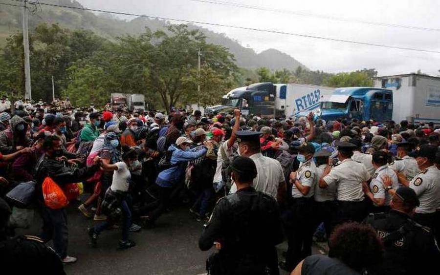 Enfrentamiento entre migrantes y militares deja un herido y 25 detenidos en México