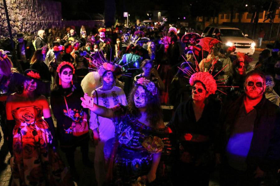 OPS “regaña” a México por incumplir sana distancia en desfile de Día de Muertos