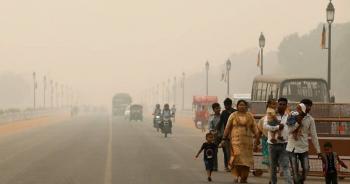 Nueva Delhi amanece bajo una densa neblina tóxica