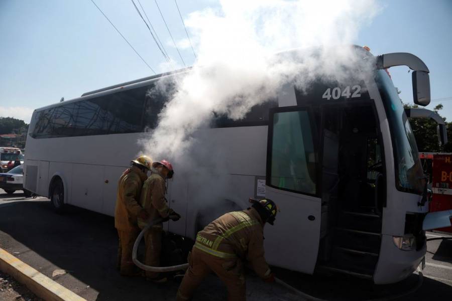 Choca y se incendia autobús con aficionados de Rayados de Monterrey