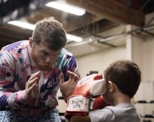 ‘No pasa nada si lloras’ le dijo el Canelo a su hijo tras sufrir una caída