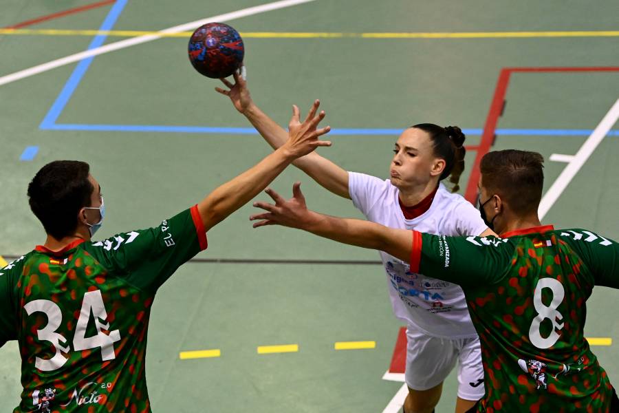 Española Mireia Rodríguez, primera mujer en un equipo masculino de balonmano