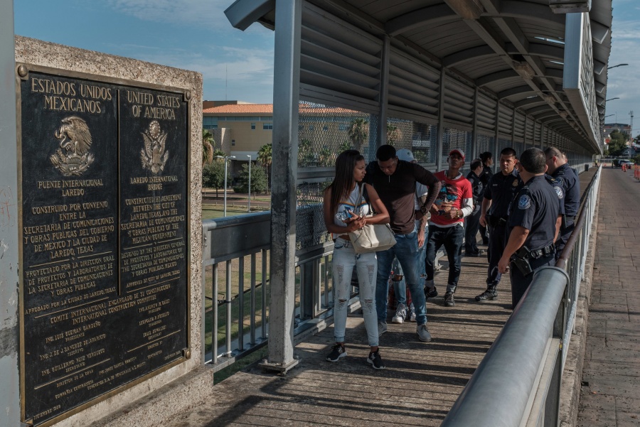 Mexicanos buscan vacunas avaladas por la OMS par ingresar a EEUU