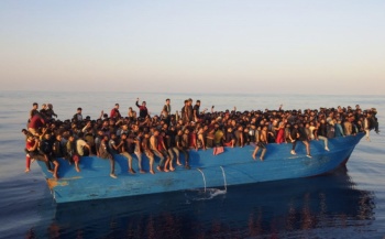 Cerca de 800 migrantes rescatados en el Mediterr&aacute;neo desembarcan en Italia