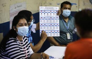 Nicaraguenses votan en unos comicios que aferran a Daniel Ortega al poder