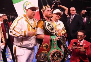 ‘Canelo’ &Aacute;lvarez noquea a Caleb Plant y se proclama campe&oacute;n indiscutido de los supermedianos