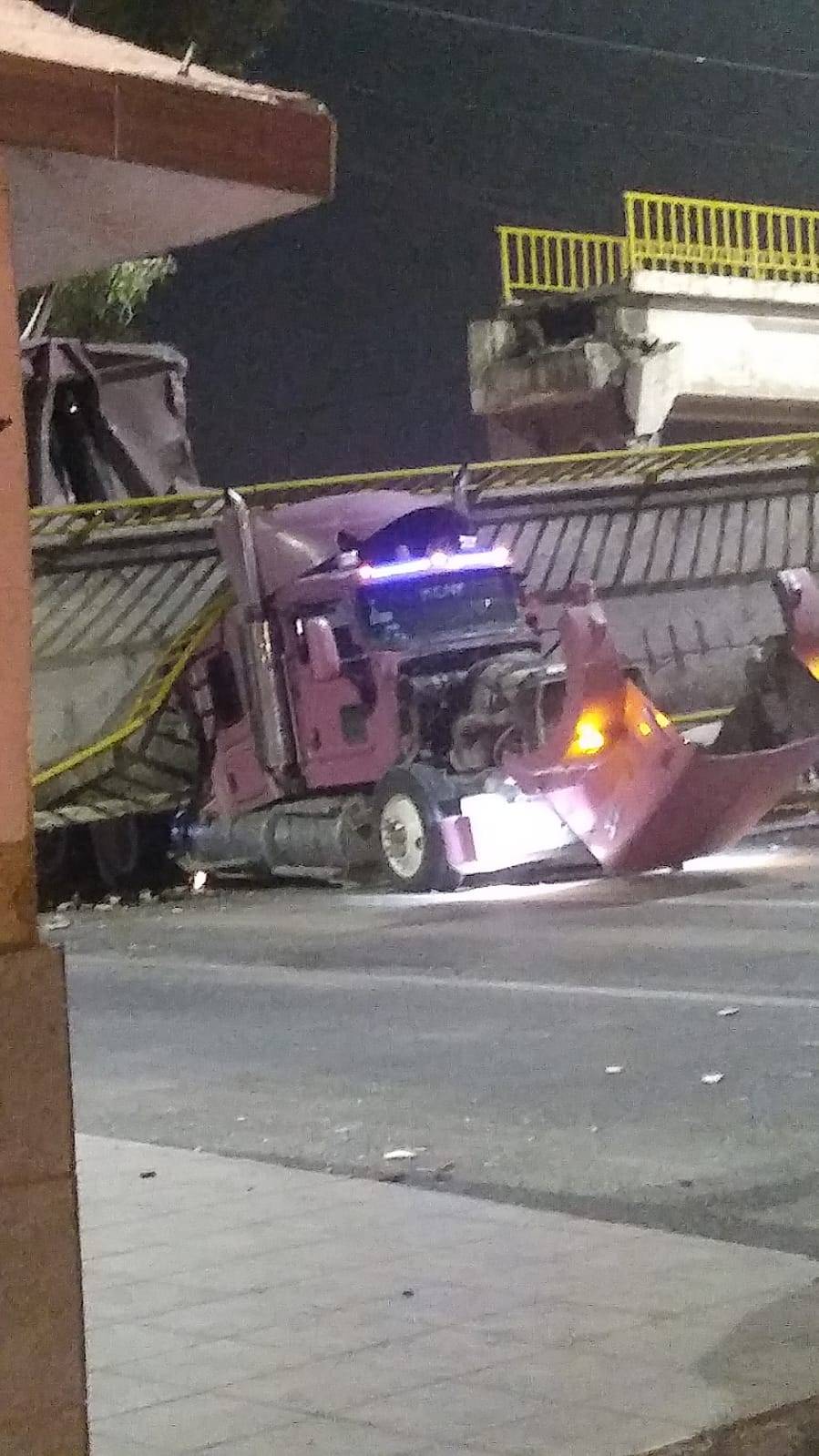 En autopista México-Texcoco, puente peatonal colapsa y aplasta trailer